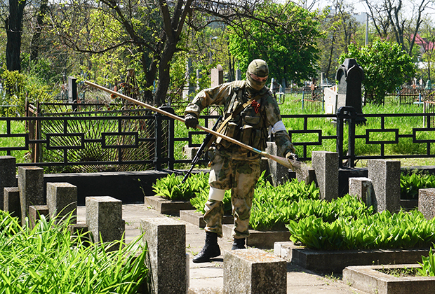 Сотрудники Росгвардии проводят субботник на захоронениях советских воинов в Херсоне