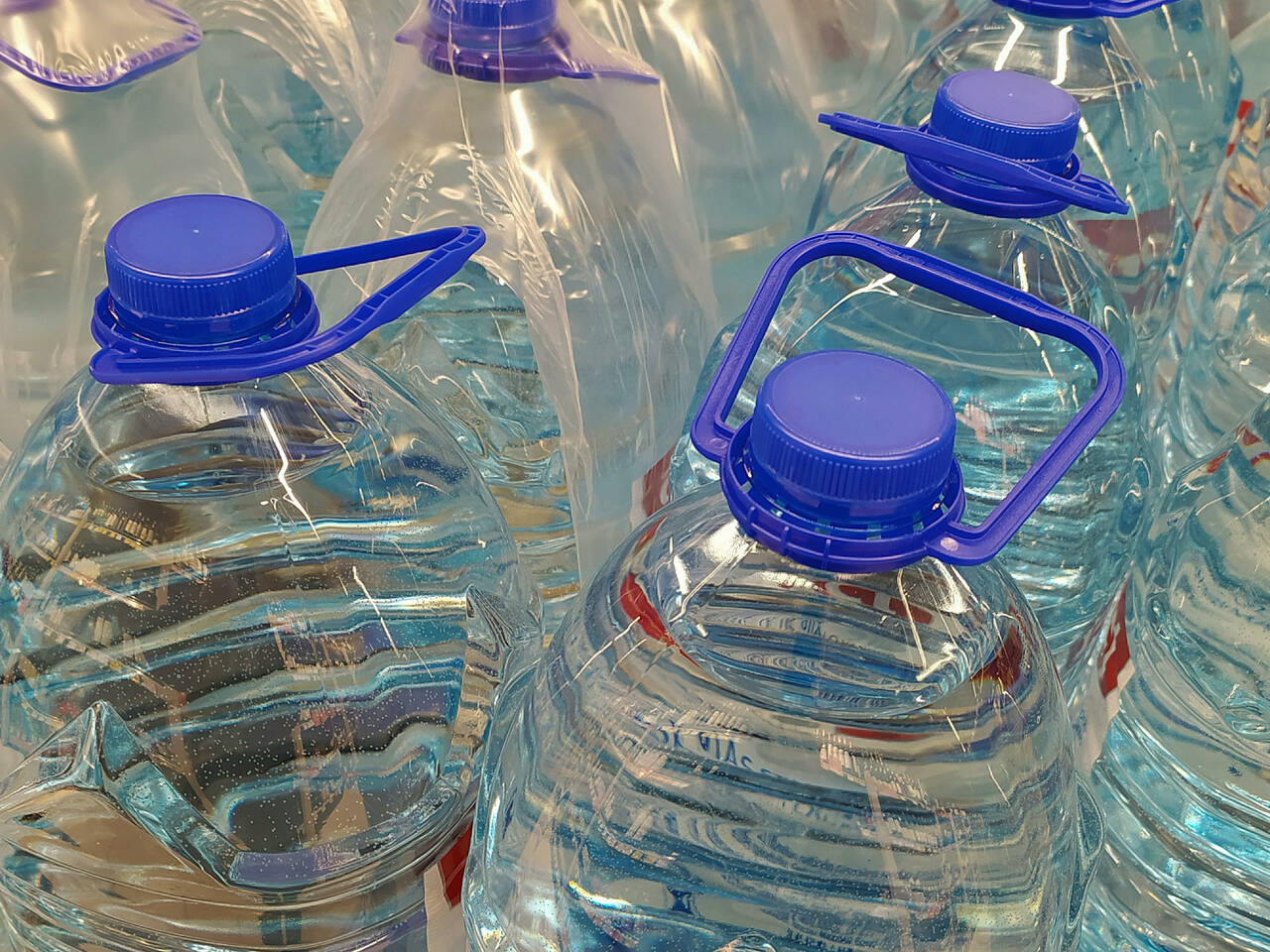 Срок годности воды в бутылках. Сбор крышек от пластиковых бутылок. Вода в пятилитровках. Недостаток питьевой воды. Китай дефицит пресной воды.