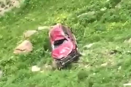 Автомобиль с туристами упал с обрыва в Дагестане