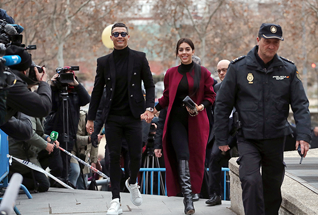 Криштиану Роналду с возлюбленной Жоржиной Родригес по пути в суд по делу о неуплате налогов