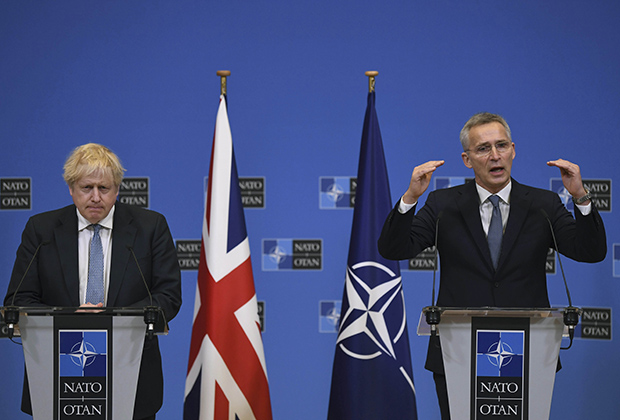 Премьер-министр Великобритании Борис Джонсон и генеральный секретарь НАТО Йенс Столтенберг, 10 февраля 2022 года