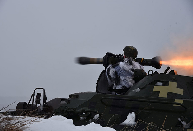 Украинский военный стреляет из британско-шведского NLAW (легкое противотанковое оружие нового поколения)