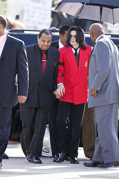 Майкл Джексон перед судебным заседанием по делу о сексуальном насилии над детьми