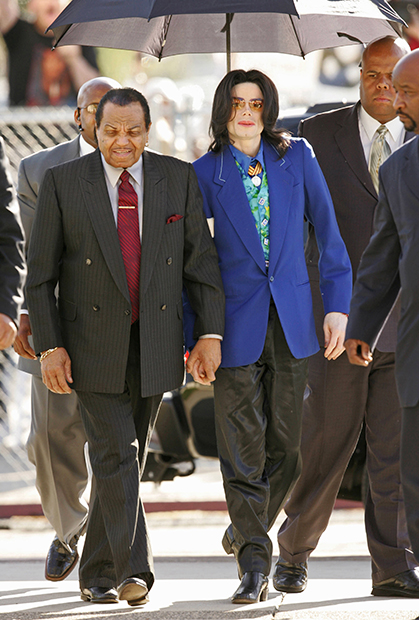 Майкл Джексон перед судебным заседанием по делу о сексуальном насилии над детьми