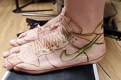 Мужчина сделал тату в виде кроссовок Nike на ногах ради экономии