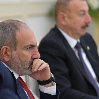 Премьер-министр Армении Никол Пашинян (слева) и президент Азербайджана Ильхам Алиев