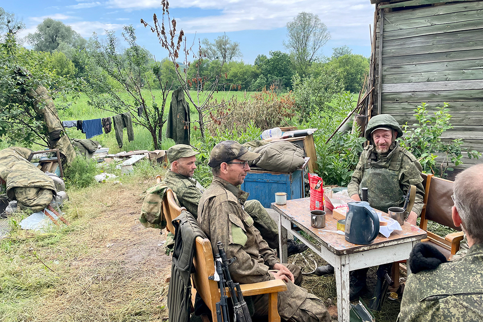 Российские военнослужащие обедают в окрестностях Шервудского леса