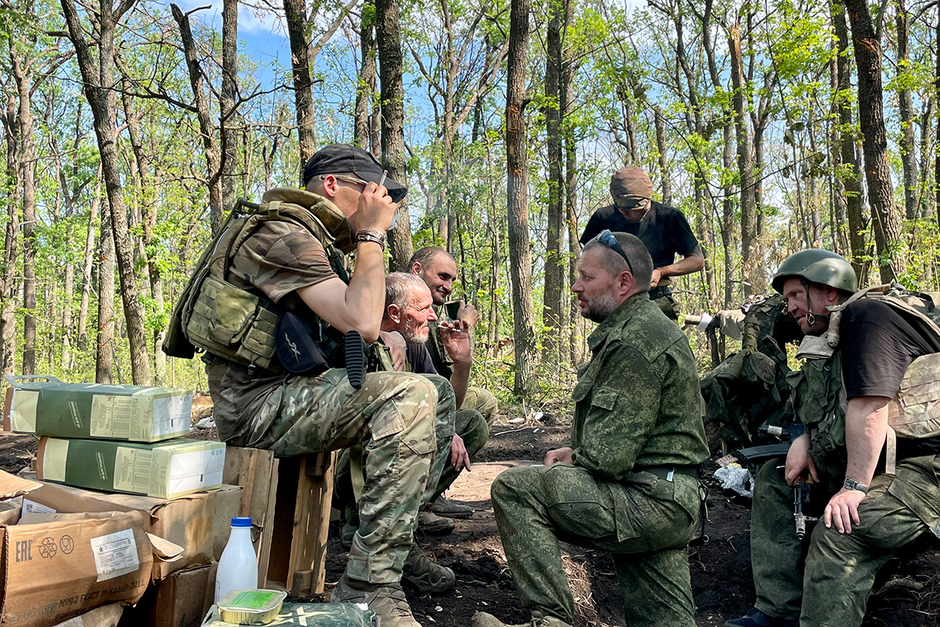 Совещание российских военнослужащих в Шервудском лесу