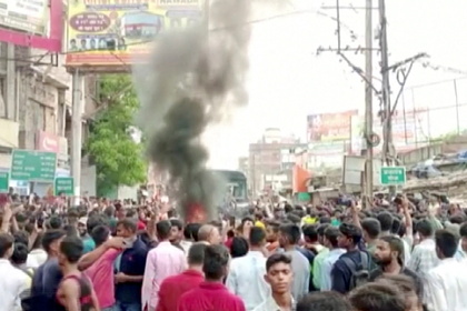 Протестующие в Индии подожгли офис правящей партии