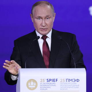 Путин назвал санкции обоюдоострым оружием