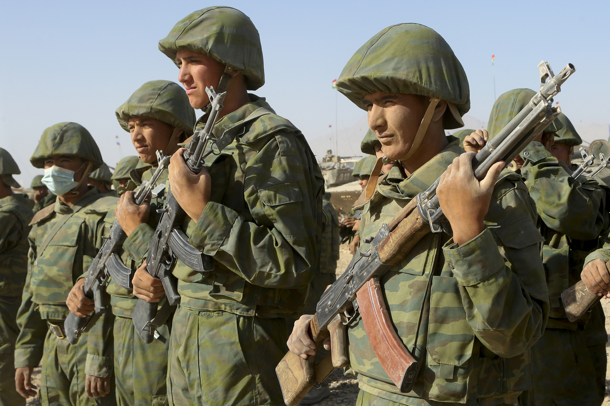 Войска Таджикистана на российско-узбекистанских учениях возле границы с Афганистаном