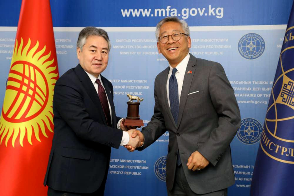 Глава МИД Киргизии Жээнбек Кулубаев и помощник госсекретаря США Дональд Лу, 23 мая 2022 года