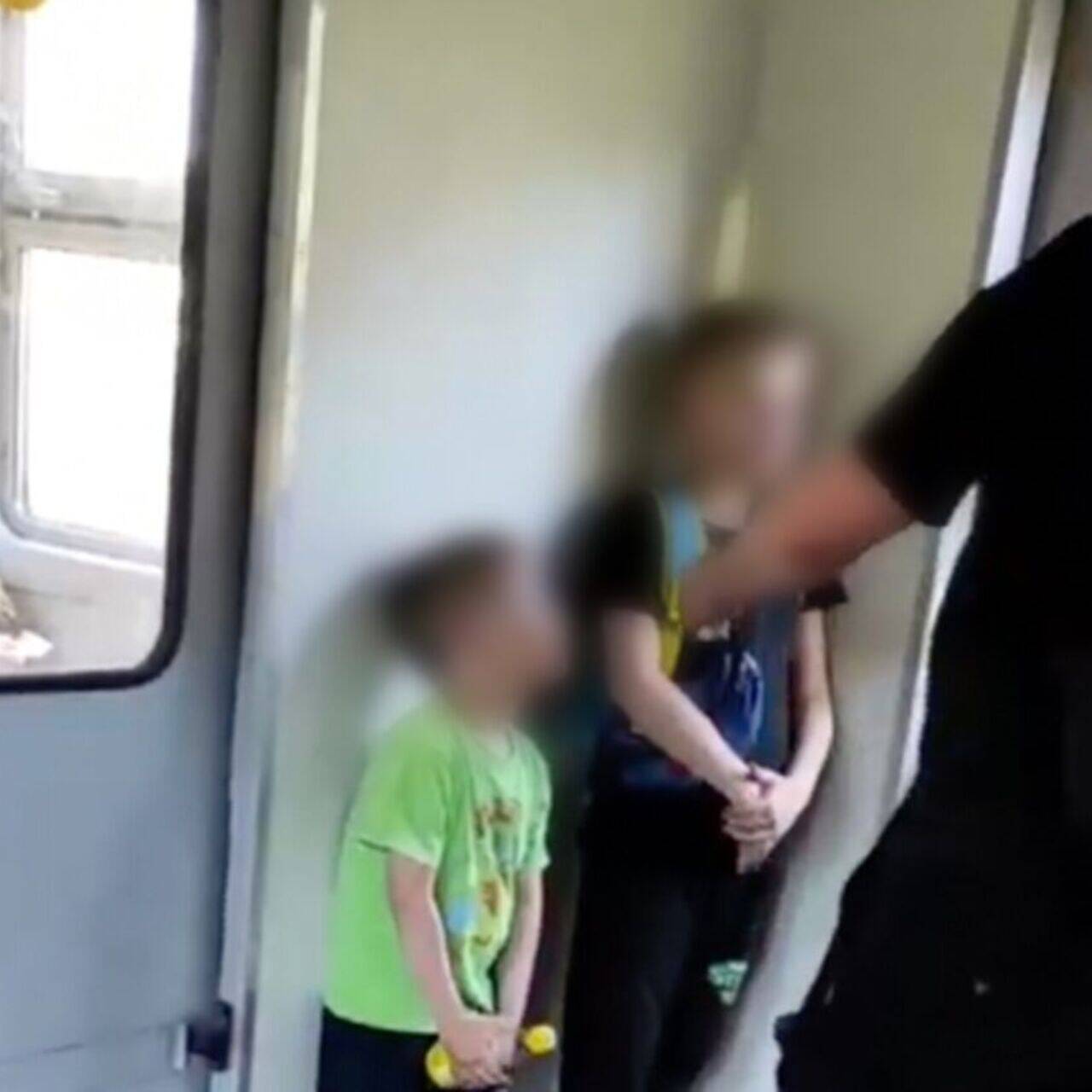 Видео где людей зажали в углу. Поезда для детей. Мальчик в электричке. Ребенок с папой в электрички. Мальчонка в поезде.