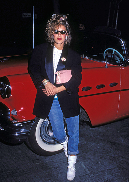 В 1990-е Сара Джессика следовала моде и сочетала жакеты с подчеркнутыми плечами с джинсами и кроссовками