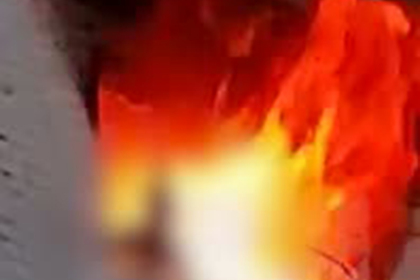 Обуглившийся труп на подоконнике горящего российского общежития сняли на видео