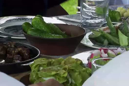 Сидящую на обеденном столе собаку Лукашенко сняли на видео