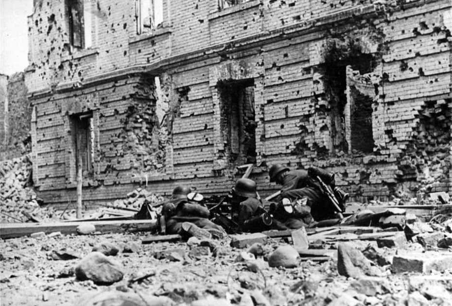 Немецкие солдаты у стен Брестской крепости