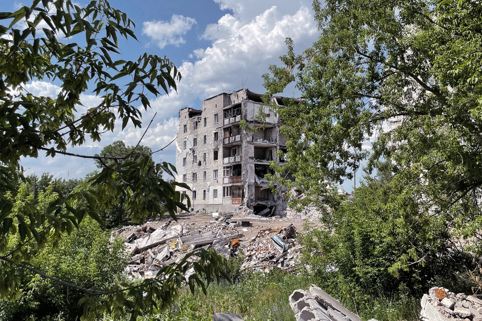 Разрушенная пятиэтажка неподалеку от центра Изюма