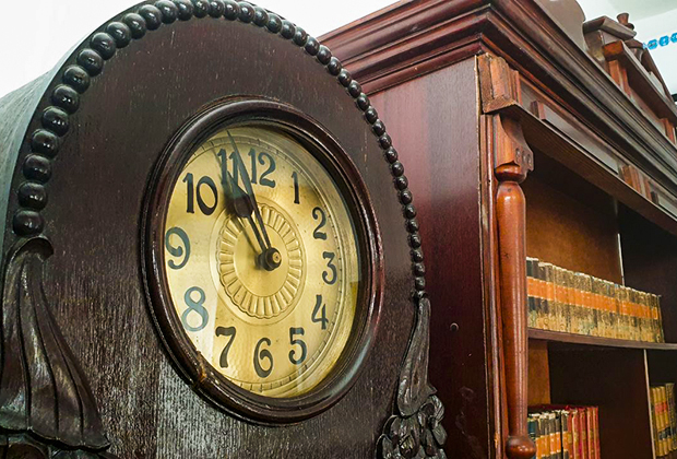 Напольные часы в квартире аптекаря в музее Старой Сарепты