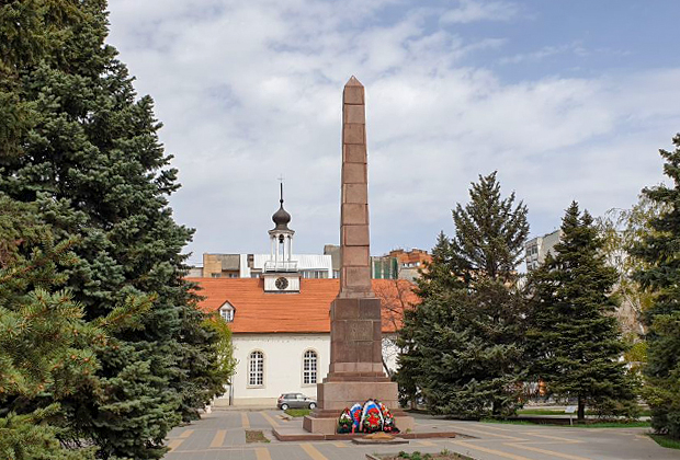 Советский памятник в центре Старой Сарепты