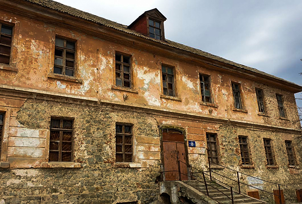 Некоторые здания поселка гернгутеров еще нуждаются в реставрации