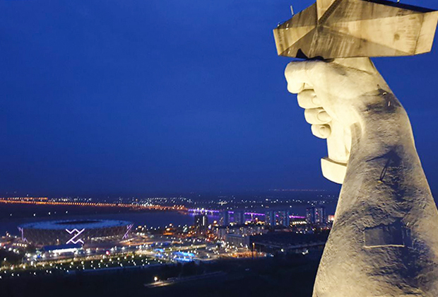 Вид на ночной Волгоград с высоты статуи Родина-мать