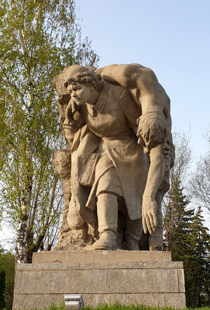 Статуя санитарки с раненым на Мамаевом кургане