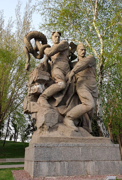 Статуи мемориального комплекса на Мамаевом кургане