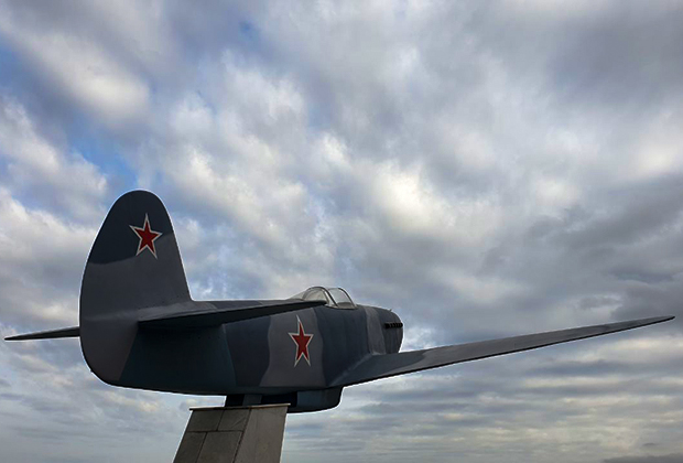 Самолет времен Великой Отечественной у панорамы «Сталинградская битва»