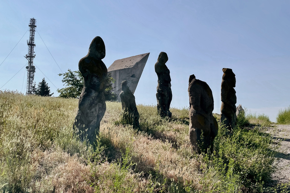 Половецкие каменные бабы на горе Кременец 