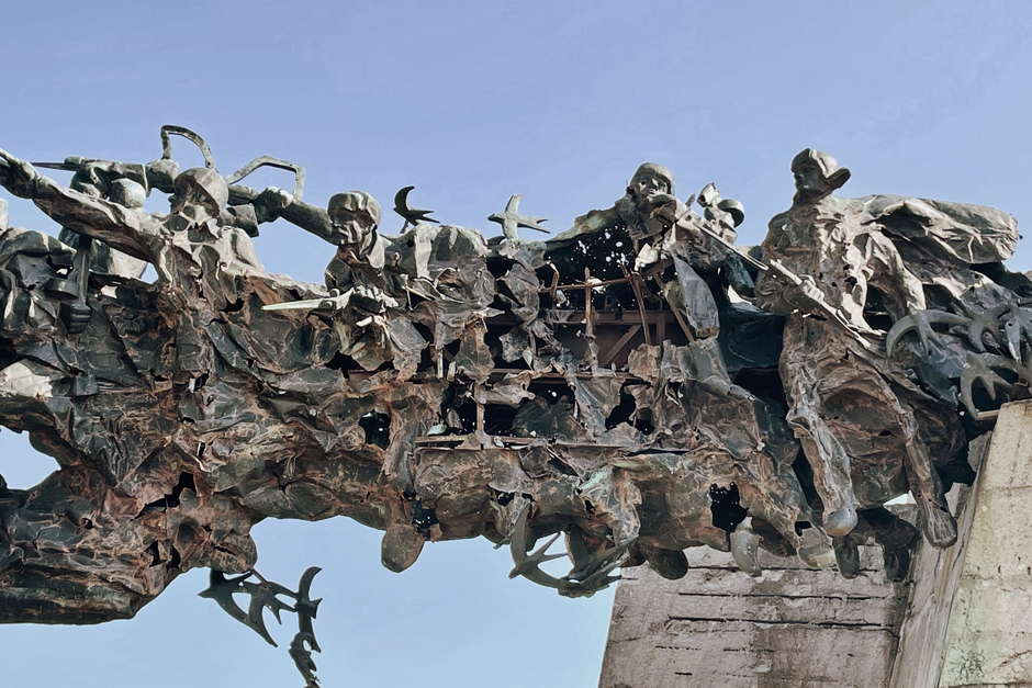 Памятник-стела воинам, погибшим в Великой Отечественной войне, на выезде из Изюма в сторону Славянска