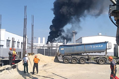 В российском регионе загорелся нефтеперерабатывающий завод