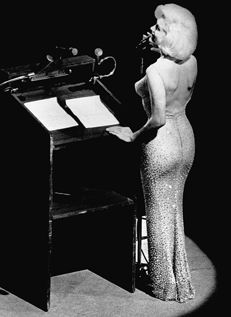 Мэрилин Монро исполняет песню Happy Birthday президенту Джонну Кеннеди в честь его 45-летия, 1962 год