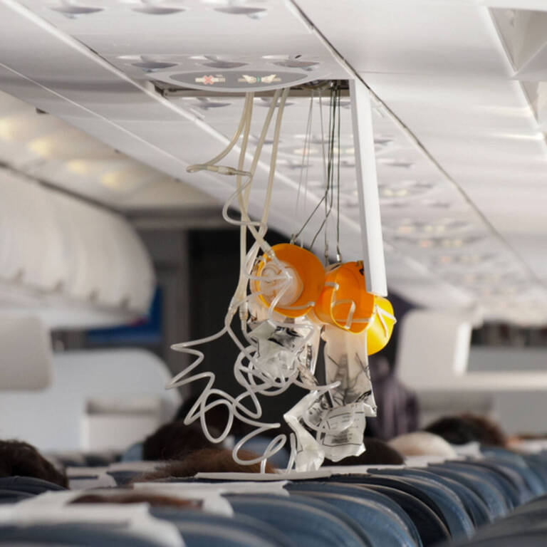 Зачем кислородные маски. Кислородная маска ssj100. Кислородная маска в самолете. Кислоролнп Ямаска в самолете. Кислородная маска в самолете для пассажиров.