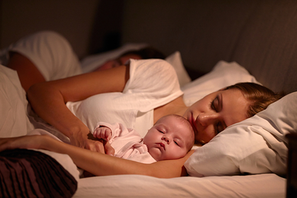 Врач предупредила о смертельной опасности сна младенца с родителями