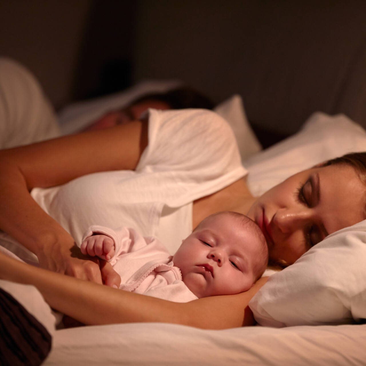 Можно ли ребенку спать с родителями в одной кровати