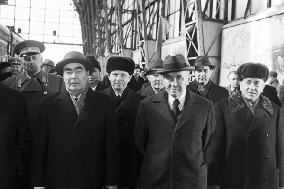 Возвращение руководителей СССР из Венгрии, Горбачев — на заднем плане