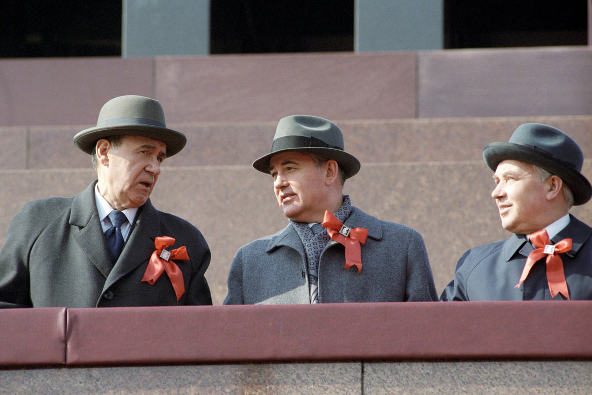 Секретарь ЦК КПСС Горбачев с Андреем Громыко и Григорием Романовым на трибуне Мавзолея, 1984 год