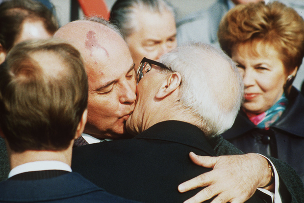Поцелуй Горбачева и руководителя ГДР Эриха Хонеккера, 1989 год. Фото: Борис Юрченко / AP
