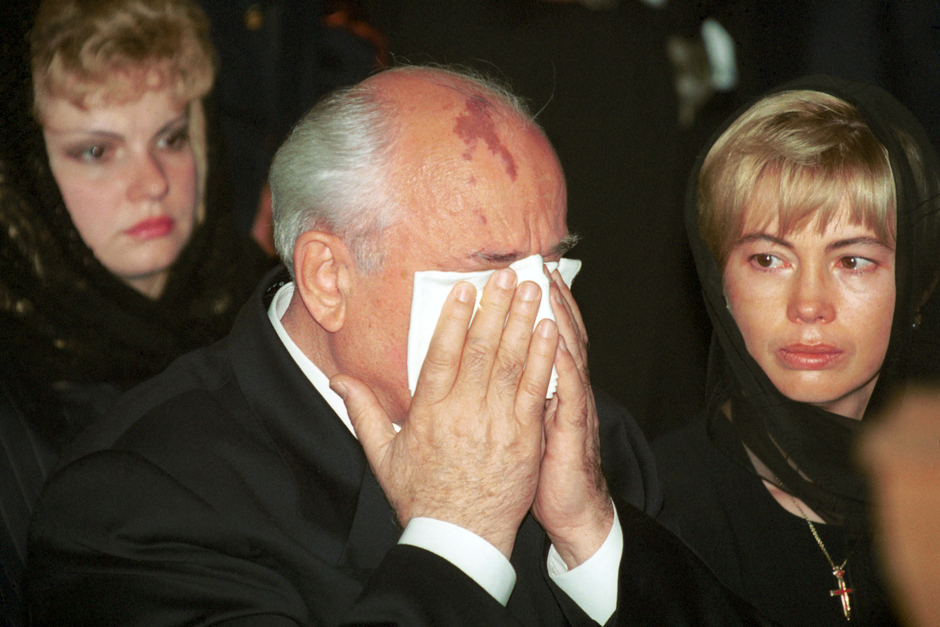 Горбачев с дочерью Ириной у гроба жены, 1999 год