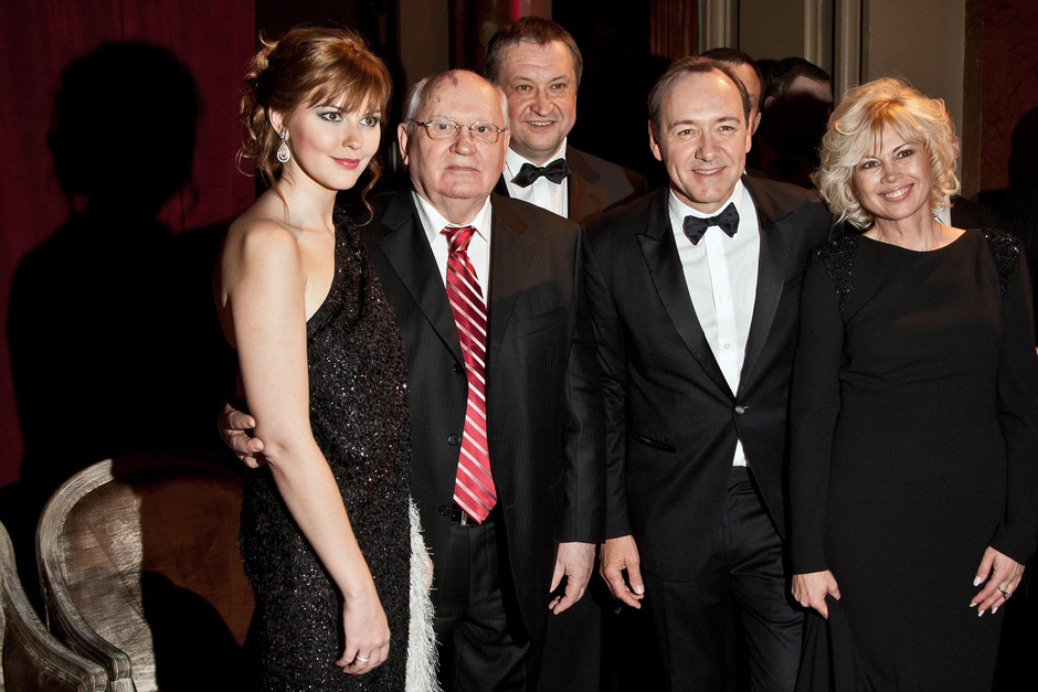 Горбачев с внучкой Анастасией и актером Кевином Спейси на благотворительном вечере в честь своего 80-летия