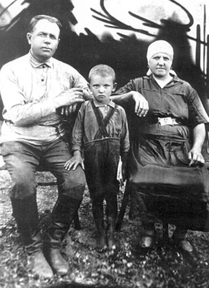 Миша Горбачев с дедом Пантелеем и бабушкой Василисой, 1936 год. Фото: gorby.ru