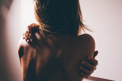 Психолог рассказал о плохом сексе у недовольных своим телом женщин