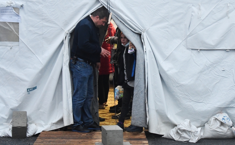 Беженцы из Изюма в центре временного размещения в Белгороде