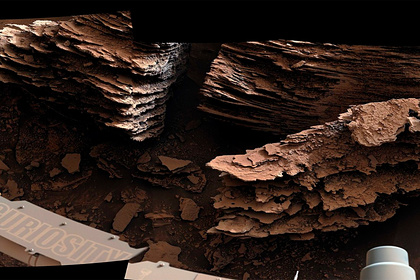 Марсоход НАСА Curiosity заснял скалы у иссохшего ручья