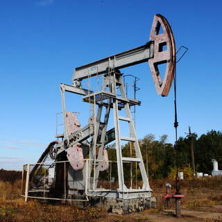 Оценки падения добычи нефти в России ухудшились