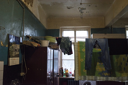 В российском городе над семьей нависла угроза обрушения потолка
