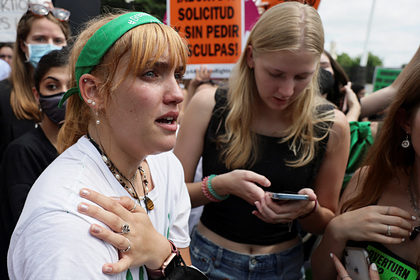 Протестующие собрались у здания Верховного суда США из-за закона об абортах