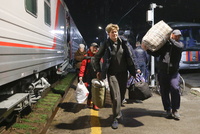 «Люди приезжают напуганные» Допросы на границе, общие комнаты и неопределенность. Что ждет украинских беженцев в России?