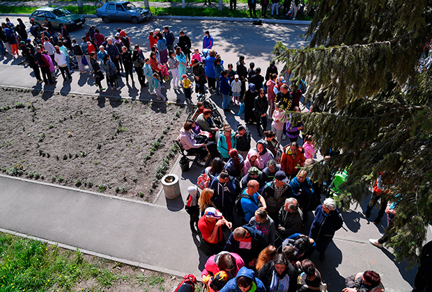 Многодетные жители Волчанска и беженцы стоят в очереди за гуманитарной помощью
